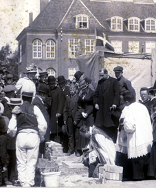 Nedlæggelse af grundstenen til den katolske kirke i Nykøbing F, 1916. Foto: Museum Lolland-Falster